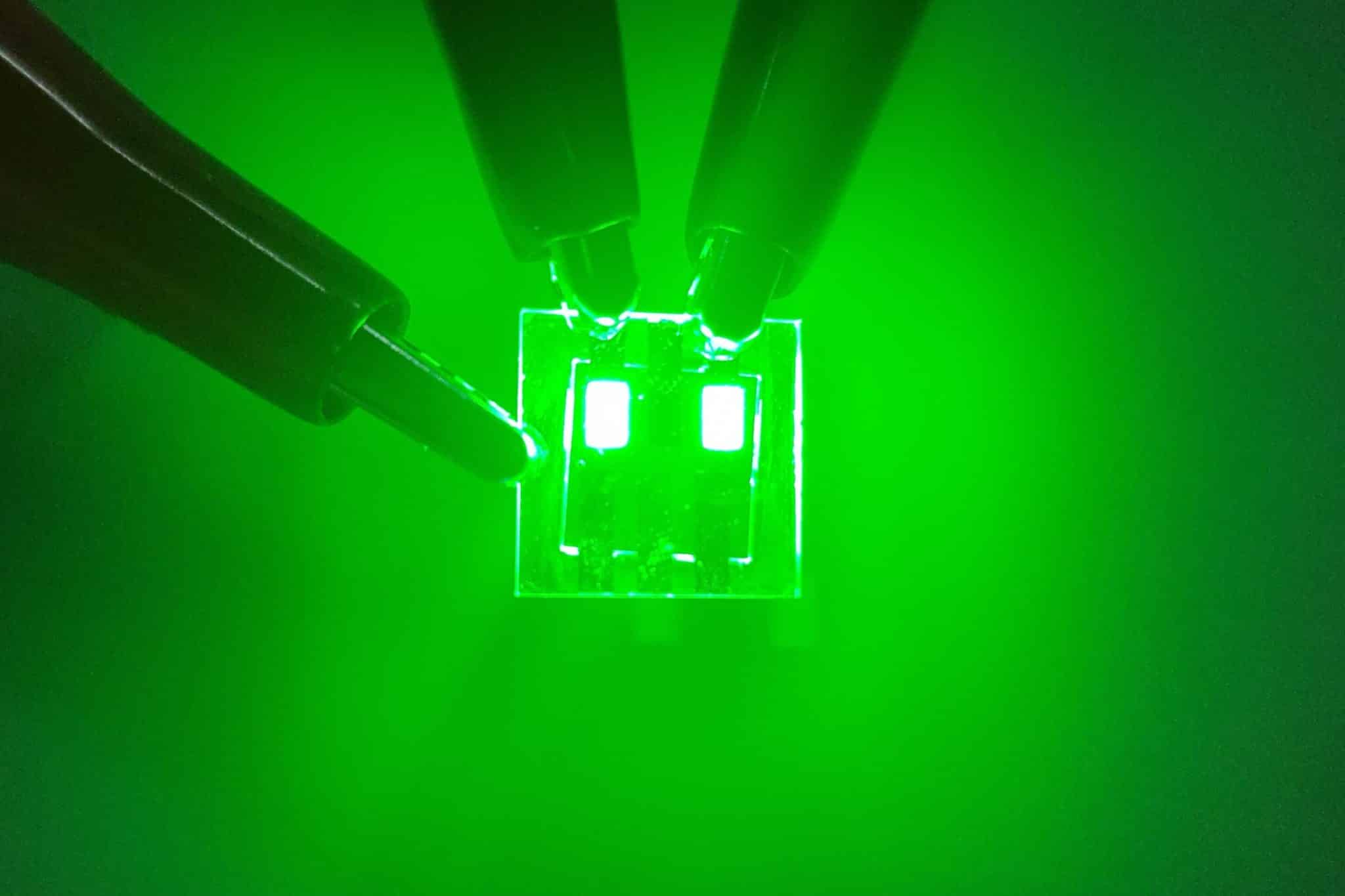 Фото работающего QRLED / © Hong Kong University of Science and Technology