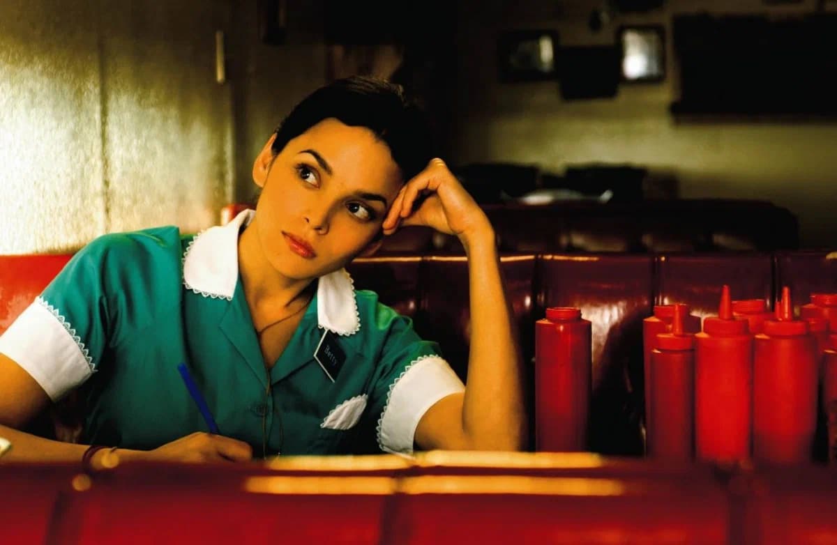 Ученые из Китая изучили связь между внешностью мужчины и реакцией женщин на несправедливые и эгоистичные предложения. Оказалось, что физическая привлекательность в подавляющем числе случаев — основной мотив выбора. Кадр из фильма «Мои черничные ночи» / © Kinopoisk.ru