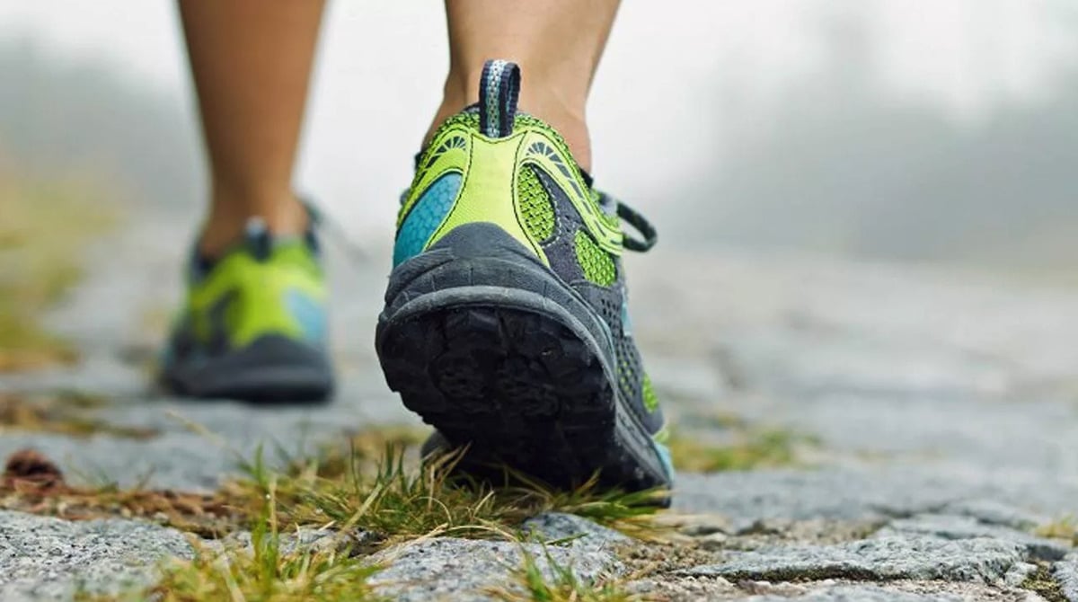 Сравнив количество шагов участников с нижней границей нормы (две тысячи в день), ученые обнаружили, что увеличение до семи тысяч снижает риск смерти от всех причин на 47 процентов, риск развития деменции — на 38 процентов, заболеваний сердца — на четверть, смерти от них — на 47 процентов / © moya-planeta.ru