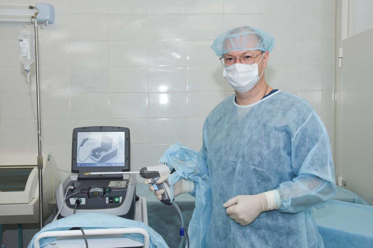 Реклама. ООО «Клиника ТРИ ПОКОЛЕНИЯ». Erid: 2VtzqwGtPEY. Фото:  Владимир Степанов у оборудования, с помощью которого он сделал уже 115 операций нового типа / © СМ-Клиника