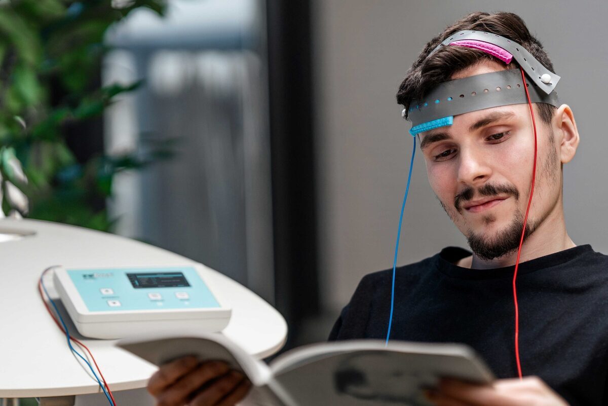 Воздействие на определенные зоны коры головного мозга слабыми разрядами электрического тока может способствовать приобретению новых когнитивных навыков / © danabrain.ir