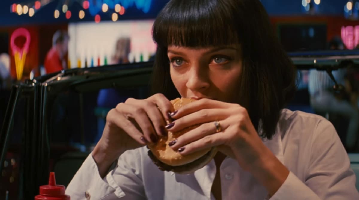 Ученые утверждают: ультраобработанные продукты вызывают тягу к ним и потерю контроля над употреблением. Кадр из фильма «Криминальное чтиво» / © YouTube