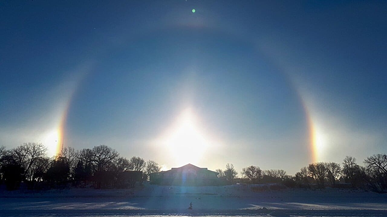 Солнечный столб над Виннипегом (Канада) и 22-градусное гало. Астрономы предполагают, что подобные оптические эффекты могут возникать в атмосферах экзопланет, взаимодействуя с кристаллами кварца / © Creative Commons