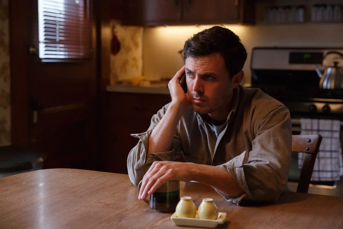 Средний возраст часто сопровождается проблемами, которые могут повысить риск развития депрессивных симптомов. Однако ученые нашли значительные различия между жителями разных стран. Кадр из фильма «Манчестер у моря» / @ Kinopoisk.ru