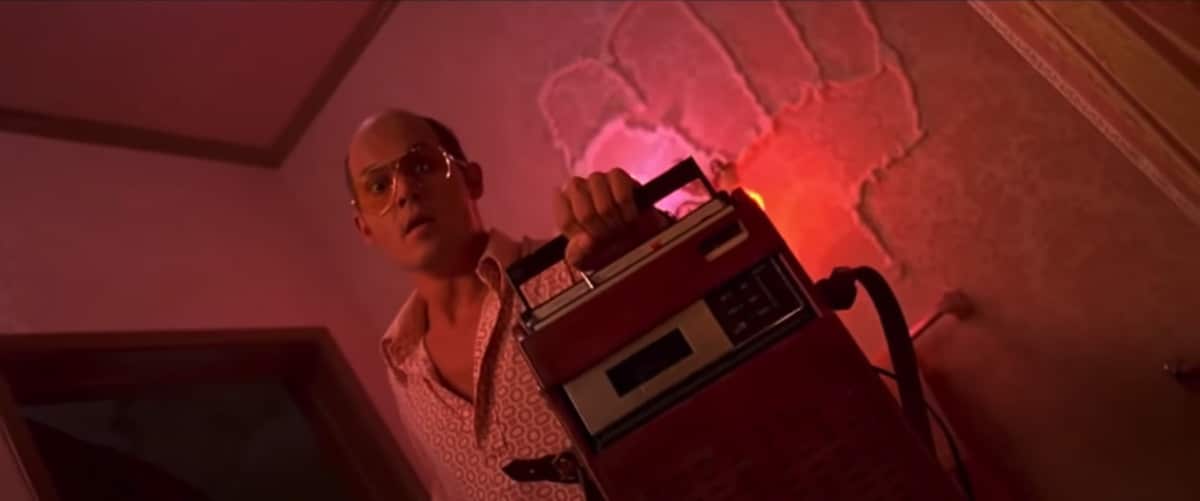 Хотя частота возникновения психозов, вызванных употреблением каннабиса, оценивается сегодня как сравнительно незначительная — всего 0,47 процента, а половина таких пациентов выздоравливает примерно за сутки, длительная госпитализация требуется большинству больных. Кадр из фильма «Страх и ненависть в Лас-Вегасе» / © YouTube.