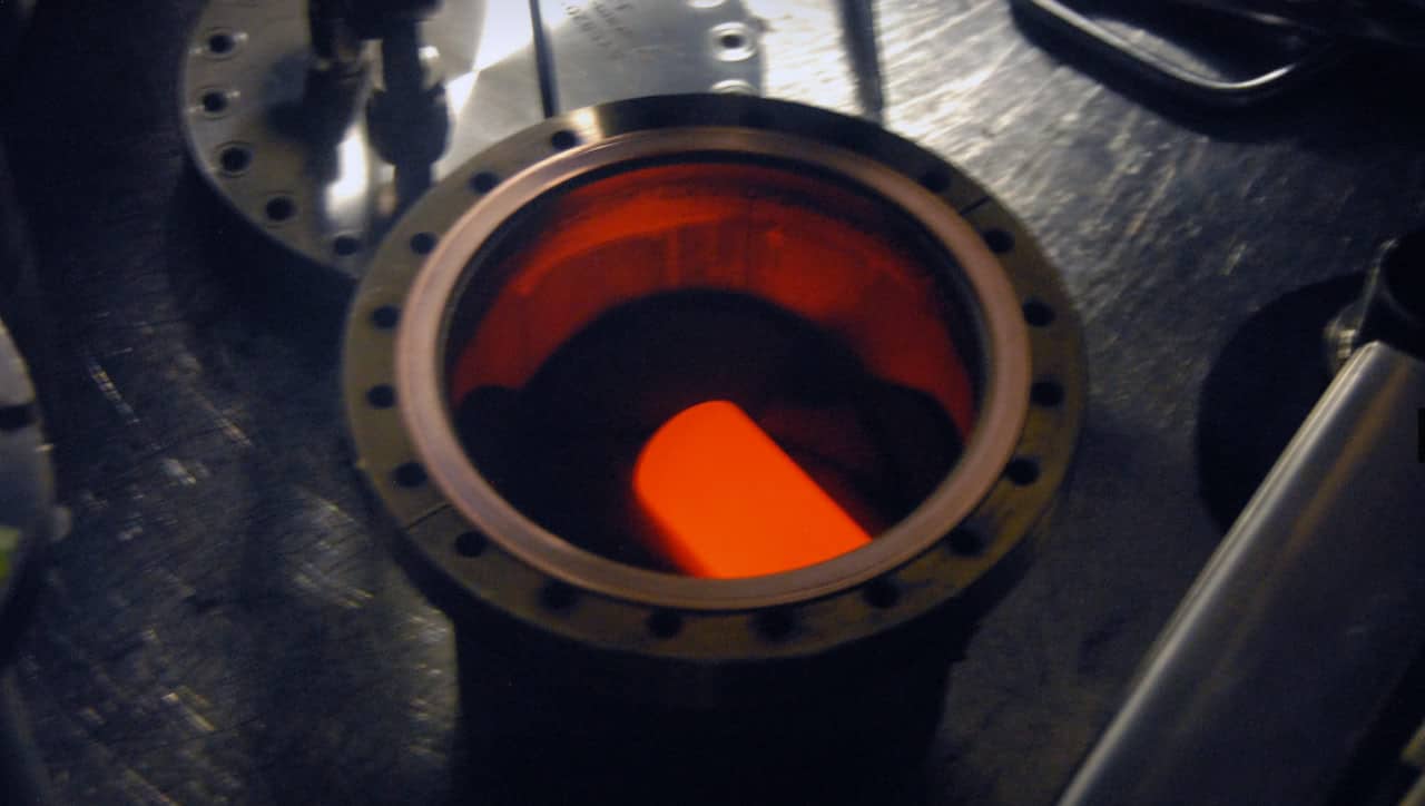 Российский плутоний-238 на борту американского марсохода Curiosity. До сих пор на других небесных телах использовались только такие атомные источники энергии — радиоизотопные генераторы небольшой электрической мощности (на фото — 110 ватт). Атомные реакторы будут работать в киловаттном и мегаваттном классе мощности / © Idaho National Laboratory, CC BY