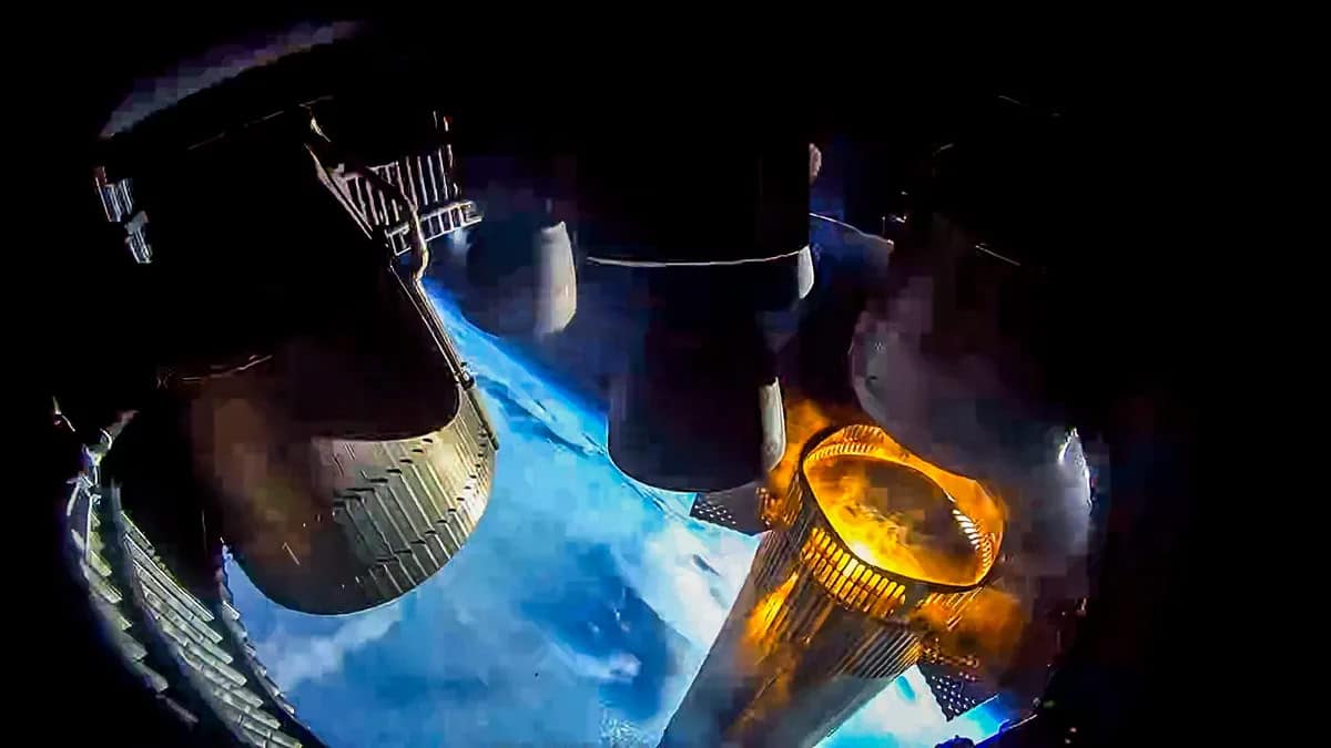 Горячее разделение первой и второй ступени Starship на высоте в ходе девятого испытательного полета в мае 2025 года. Типичное для Королева горячее разделение ступеней до Маска не пользовалось популярностью в американской космонавтике  / ©  SpaceX