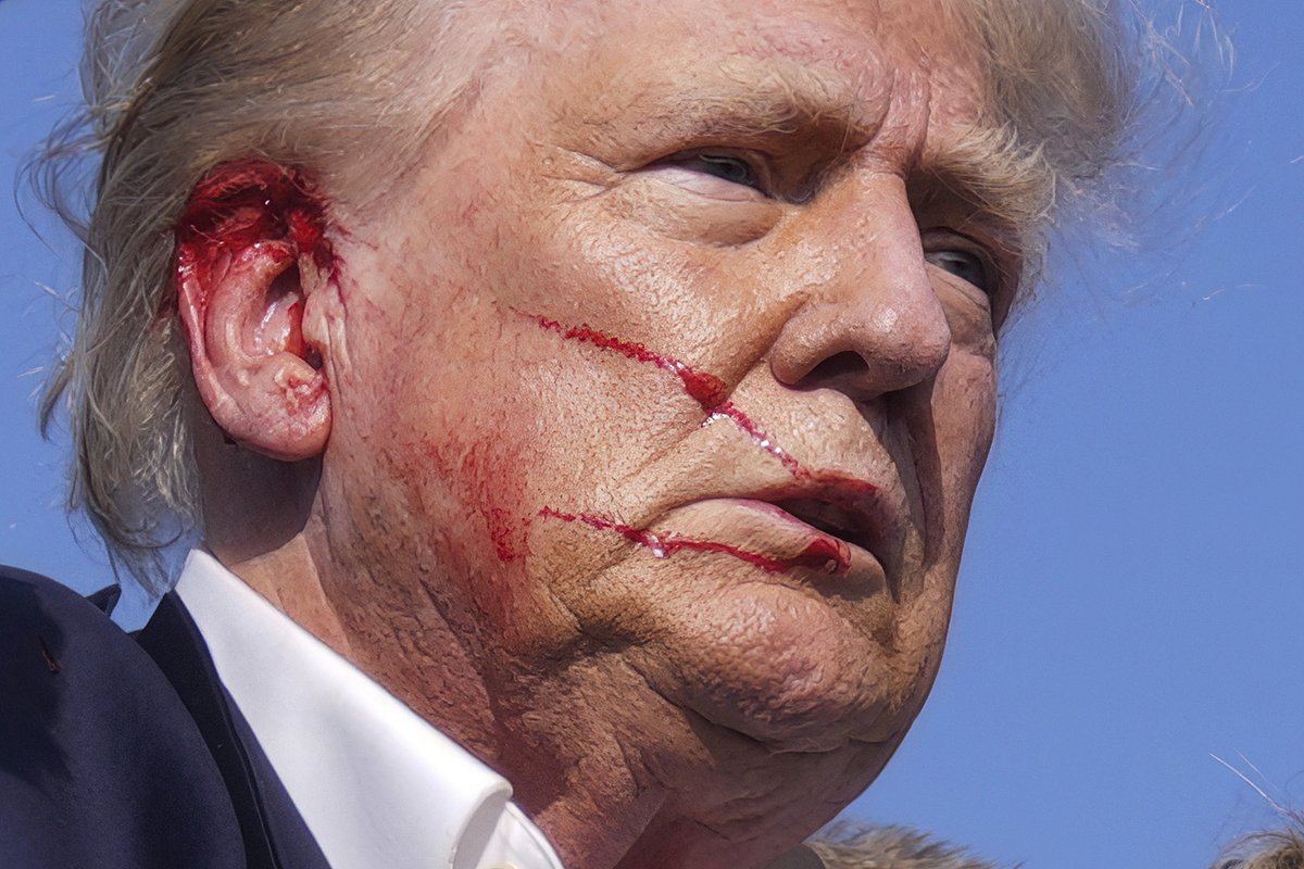 Покушение на Дональда Трампа быстро стало причиной распространения политически заряженной дезинформации. Одни американцы утверждали, что за нападением стоят сторонники Джо Байдена, другие были уверены: оно инсценировано, чтобы принести Трампу политическую выгоду / © Evan Vucc, AP