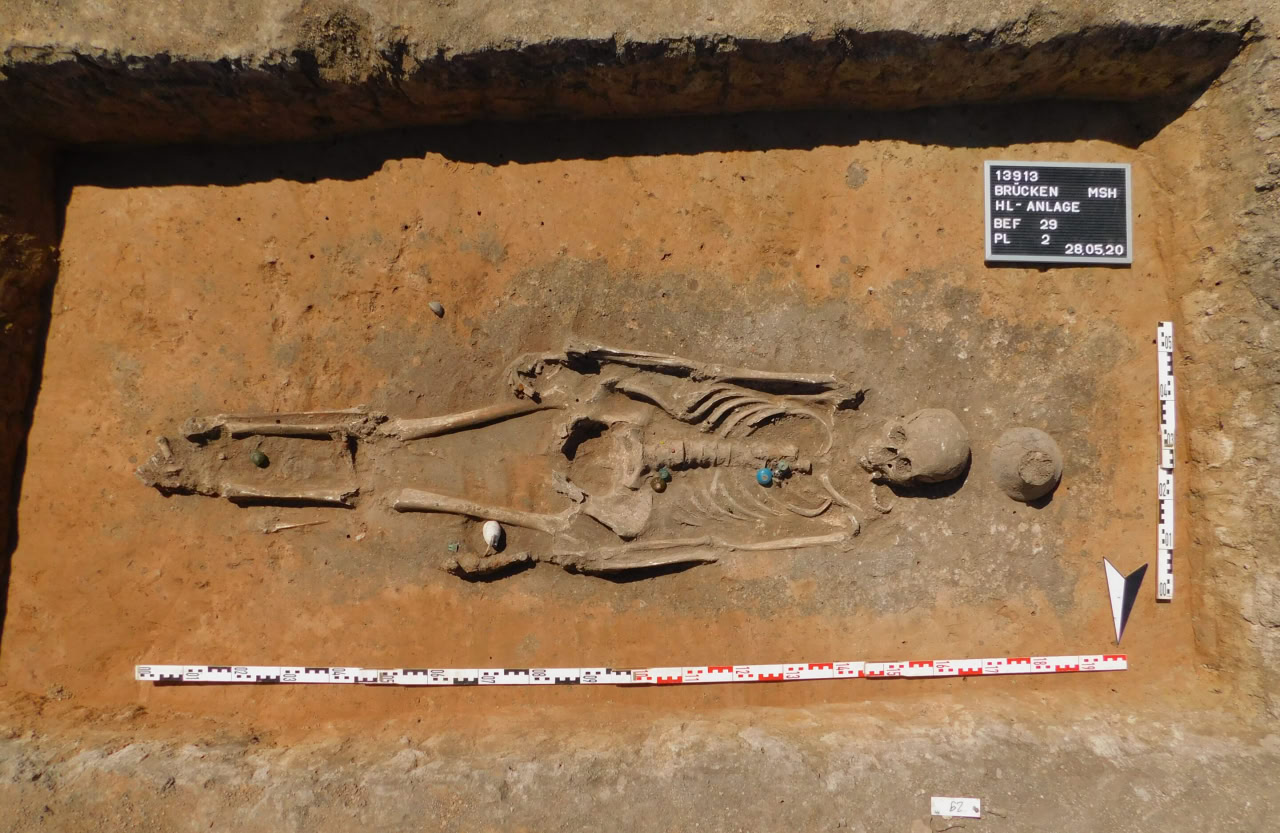 Только в VII веке нашей эры часть славян перешла к трупоположению, перестав сжигать своих покойников. Тогда их стало возможным сравнивать с населением тех же территорий до экспансии славян (на фото). На сравнении генов из могил этих двух типов и основывают свои выводы авторы новой работы / © Landesmuseum für Vorgeschichte