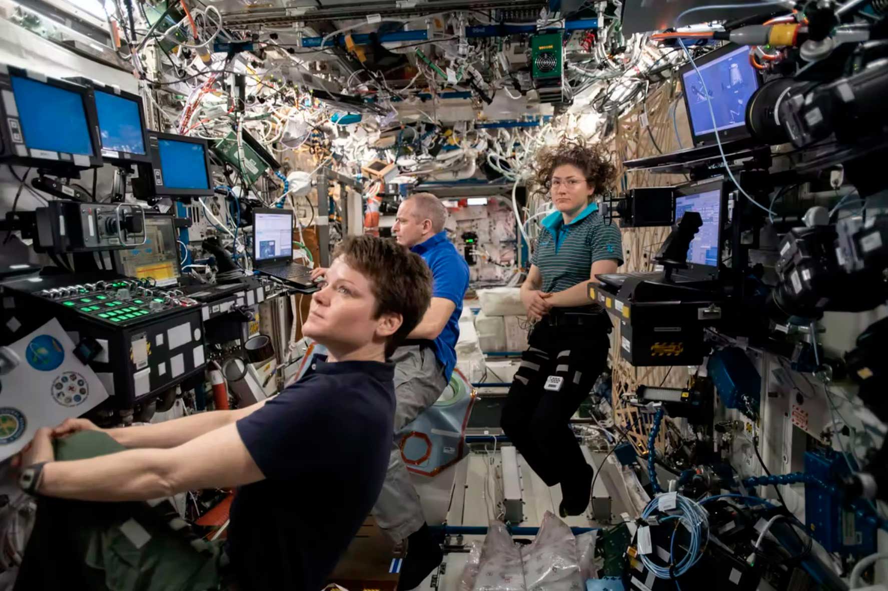 В невесомости по-другому ведут себя жидкости, пламя, материалы и биологические системы — это позволяет наблюдать явления в «чистом» виде, без влияния силы тяжести / © NASA