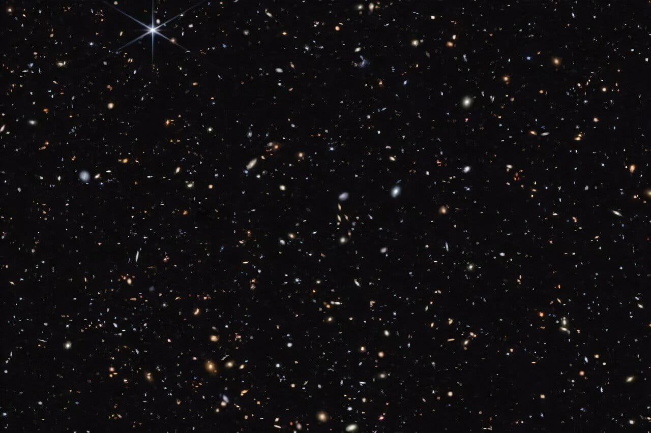 На изображении, полученном с помощью космического телескопа «Джеймс Уэбб», видны как «маленькие красные точки», так и голубые запыленные галактики / © NASA, ESA, CSA, STScI, Brant Robertson (UC Santa Cruz), Ben Johnson (CfA), Sandro Tacchella (Cambridge), Marcia Rieke (University of Arizona), Daniel Eisenstein (CfA)