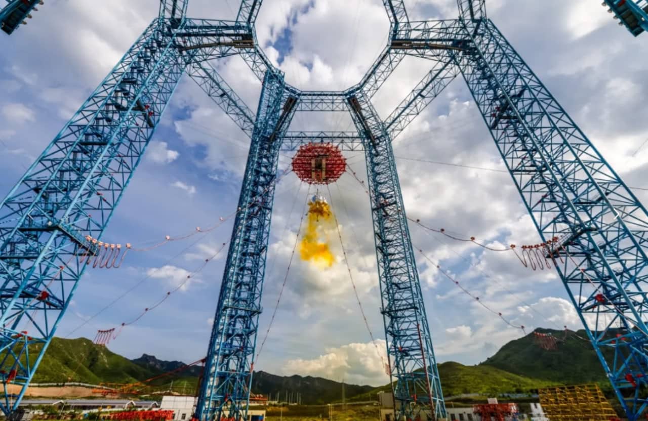 Испытания подвешенного лунного посадочного модуля Китая в августе 2025 года. Модуль подвешен на тросах для имитации пониженной лунной гравитации / © CCTV