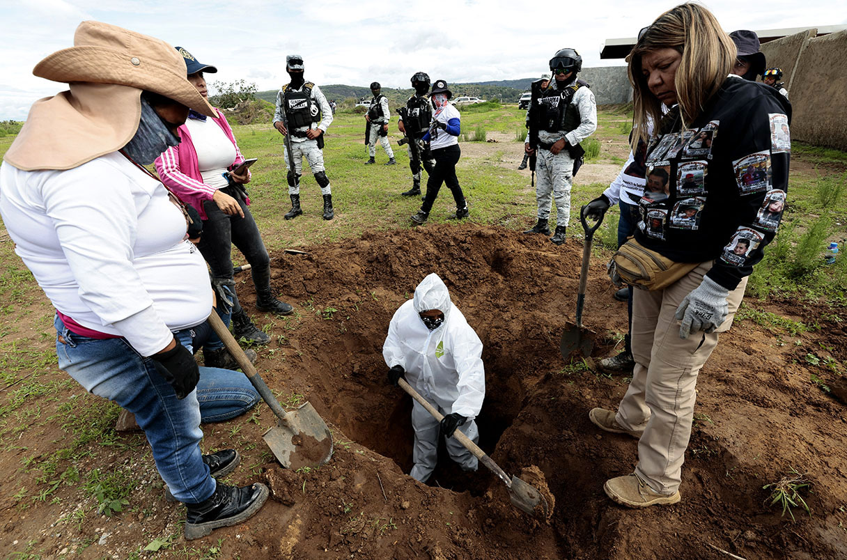 Раскопки одной из братских могил жертв картелей, Сапопан, Мексика, июль 2025 года. Конкретно в этой точке убийцы захоронили 34 трупа своих жертв / © AFP