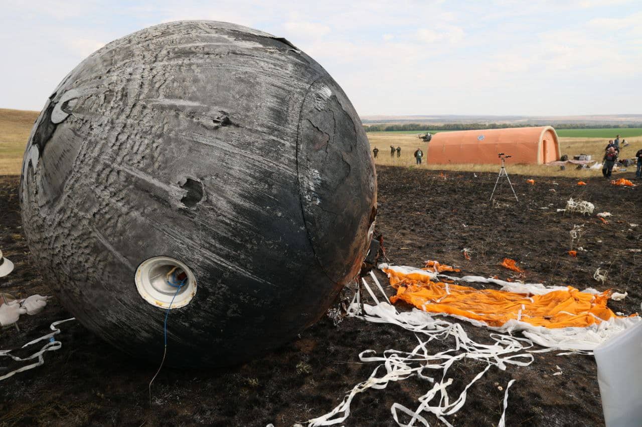 Вернувшийся из космоса аппарат, как и его предок, когда-то несший Гагарина, снаружи черный. Это результат спуска по баллистической траектории с большой скоростью и большим нагревом / © ИМБП РАН