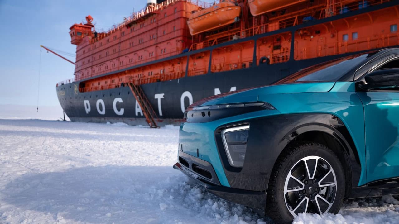 В 2025 году в России в серию запускается первый массовый электромобиль местного производства (на фото он на льдах Северного Ледовитого океана). Как так вышло, что крупнейший поставщик нефти на мировой рынок сам вдруг потеплел к авто, не нуждающимся в нефтепродуктах? / © Иван Ветров, «Кама»
