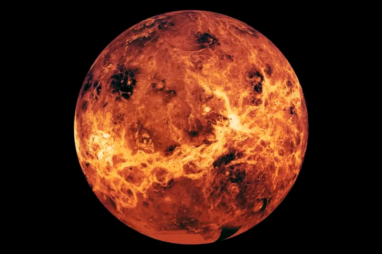 Венера — вторая по удаленности от Солнца и шестая по размеру планета Солнечной системы. Наряду с Меркурием, Землей и Марсом принадлежит к семейству планет земной группы / © JSC, NASA