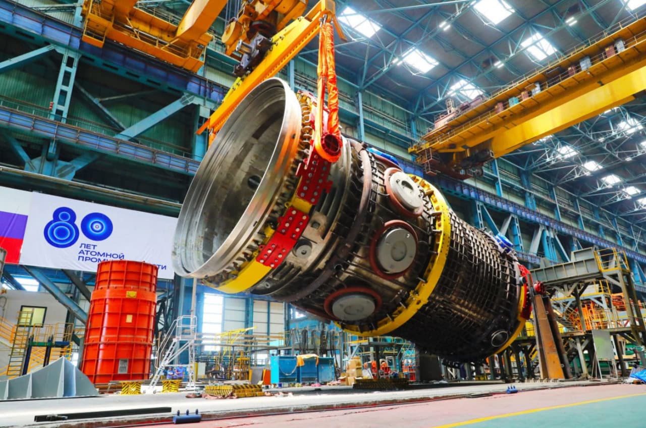 На фото погрузка оболочки центральной полости реактора БРЕСТ-ОД-300 на заводе «Атоммаш». Её высота 15 метров — с пятиэтажный дом. После монтажа она станет частью первого реактора на свинцовом теплоносителе в истории / © «Росатом»