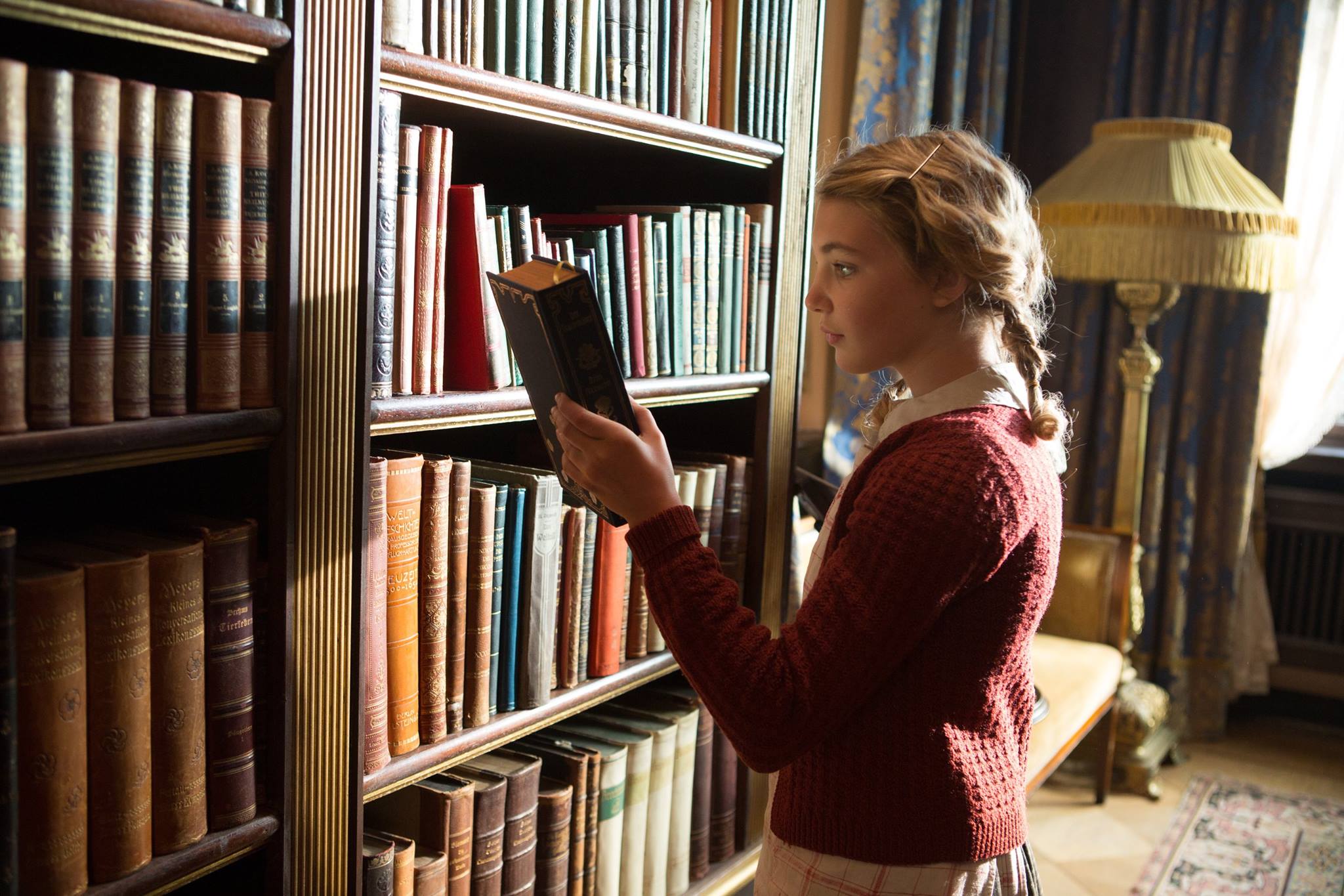 Кадр из художественного фильма «Воровка книг», снятого в 2013 году по мотивом романа Маркуса Зусака «Книжный вор» / © Fox 2000 Pictures, Sunswept Entertainment, Studio Babelsberg