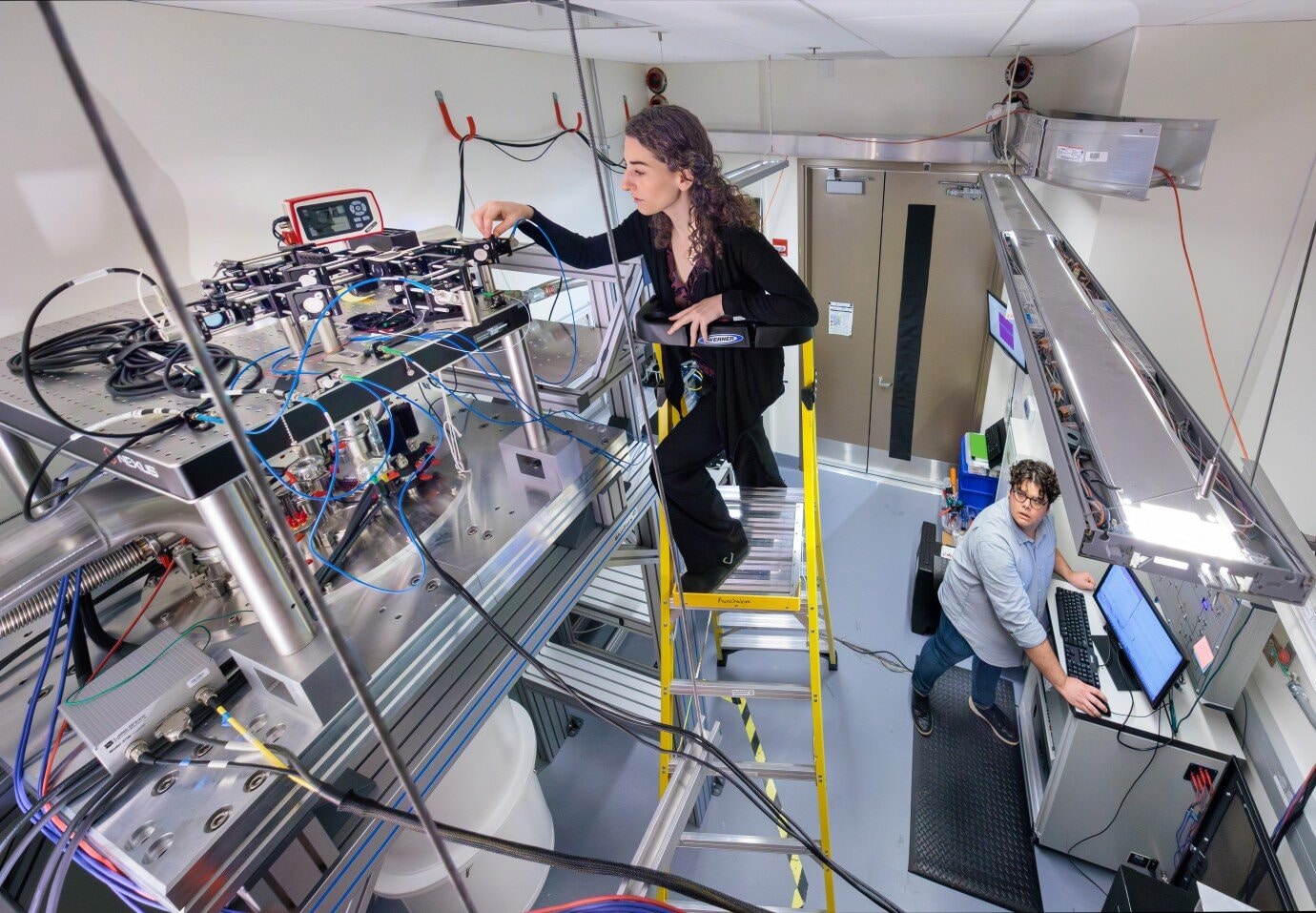 Студенты докторантуры Лея Вайс и Грант Смит в лаборатории руководителя исследования, профессора Дэвида Авшалома / © John Zich