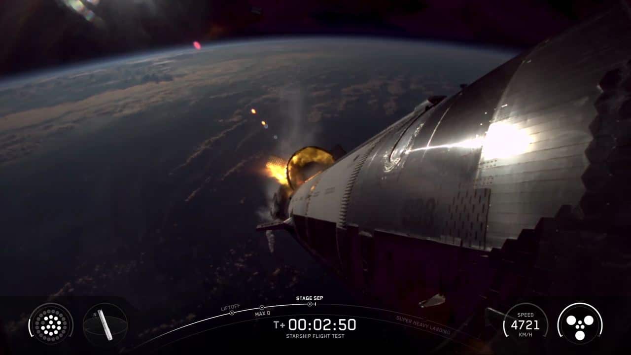 После отделения второй ступени, первая должна была перезапустить 13 из 33 двигателей (то есть все вне внешнего кольца двигателей). Но, как видно на схеме в левом нижнем углу, один их 13 двигателей не перезапустился / © SpaceX