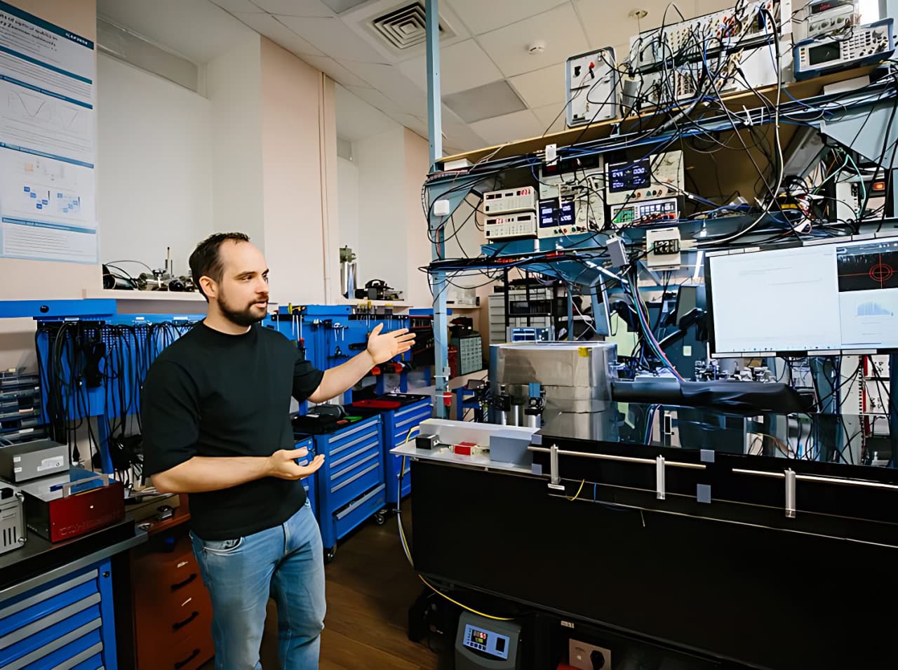 Илья Семериков, научный сотрудник Физического института имени П.Н.Лебедева РАН (ФИАН), создатель самого мощного российского квантового компьютера на ионах. Рядом с ним на снимке — 50-кубитный квантовый компьютер на ионах / © Ольга Мерзлякова, «Научная Россия» 


Социальная реклама. ЧУ «Центр коммуникаций», ИНН 9705152344, erid 2VtzqvpP3PL.