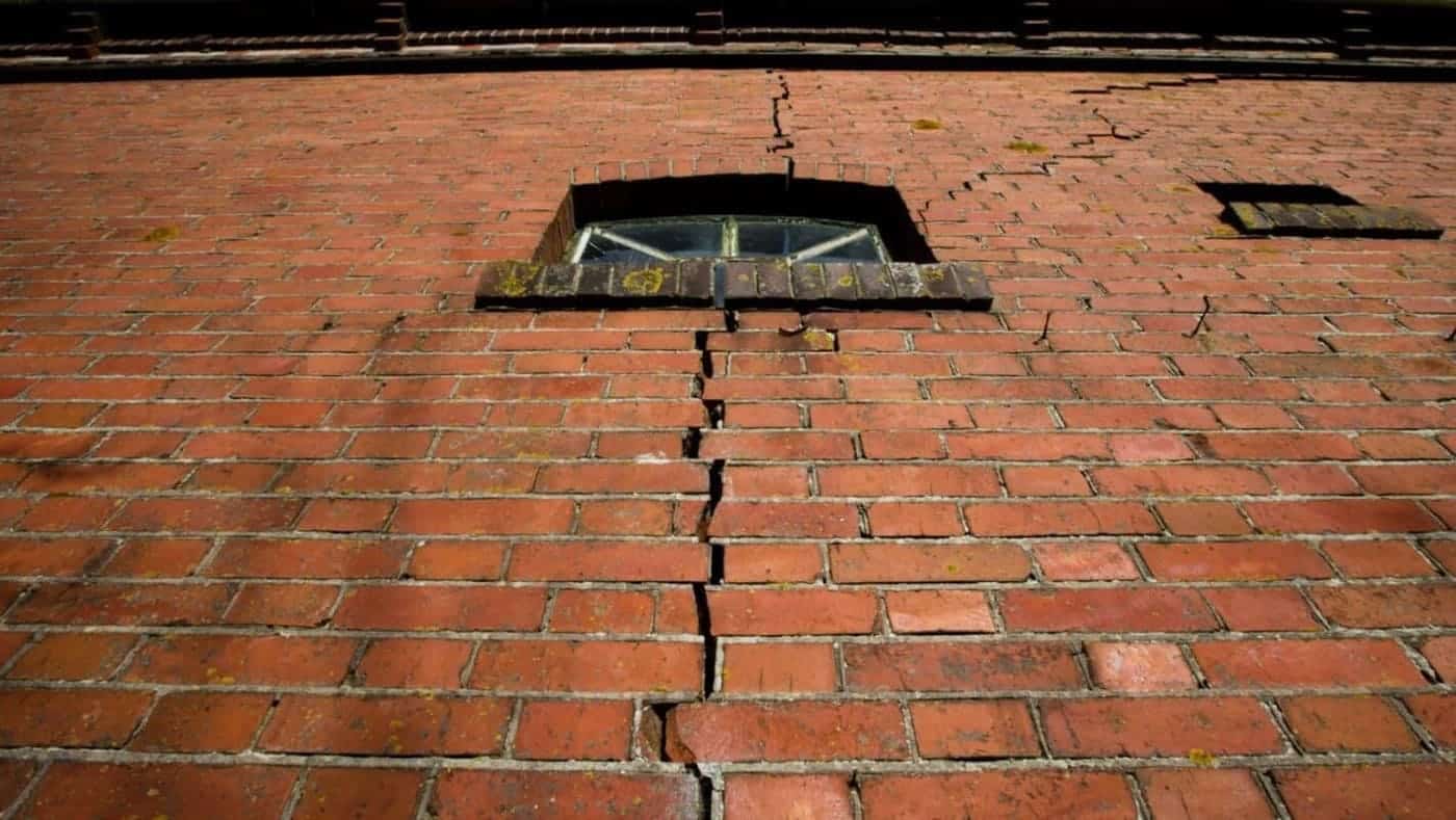 Трещина в стене дома, возникшая после землетрясения в районе Гронингенского газового месторождения в Нидерландах / © Associated Press