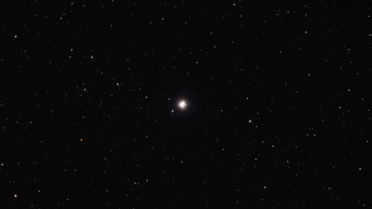 На изображении двойная звездная система Эта Кассиопеи. В центре главная звезда — Eta Cassiopeiae A, ее спутник — Eta Cassiopeiae В — почти не виден в ярком свете. / © David Ritter/Wikimedia Commons