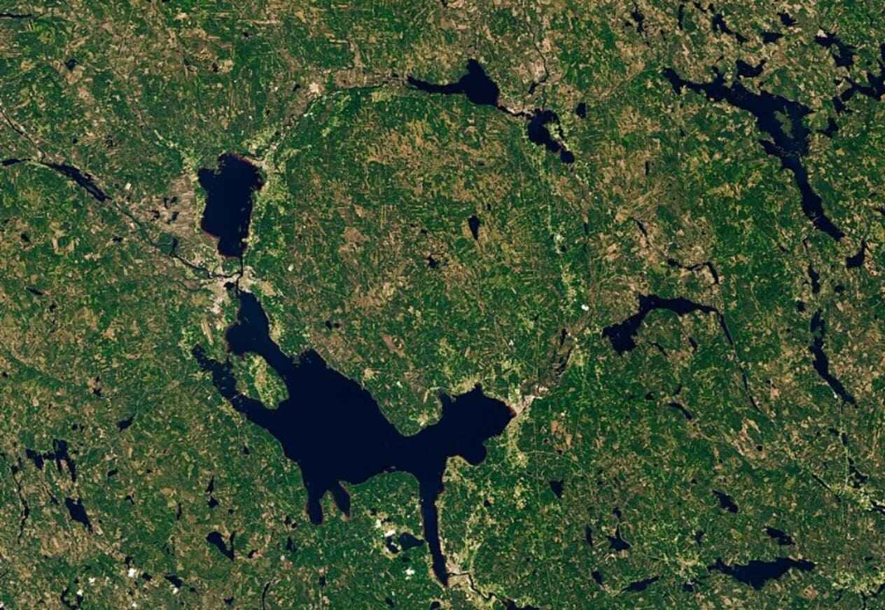 Древний ударный кратер Сильян / © NASA Earth Observatory images by Lauren Dauphin, using Landsat data from the U.S. Geological Survey. Story by Kathryn Hansen