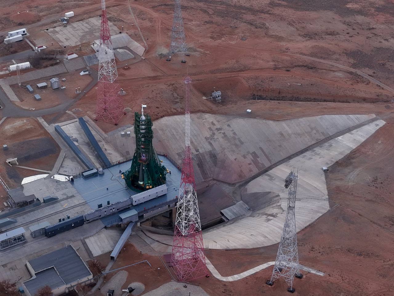 Стартовое сооружение №31 и «Союз МС-28» / © «Роскосмос»