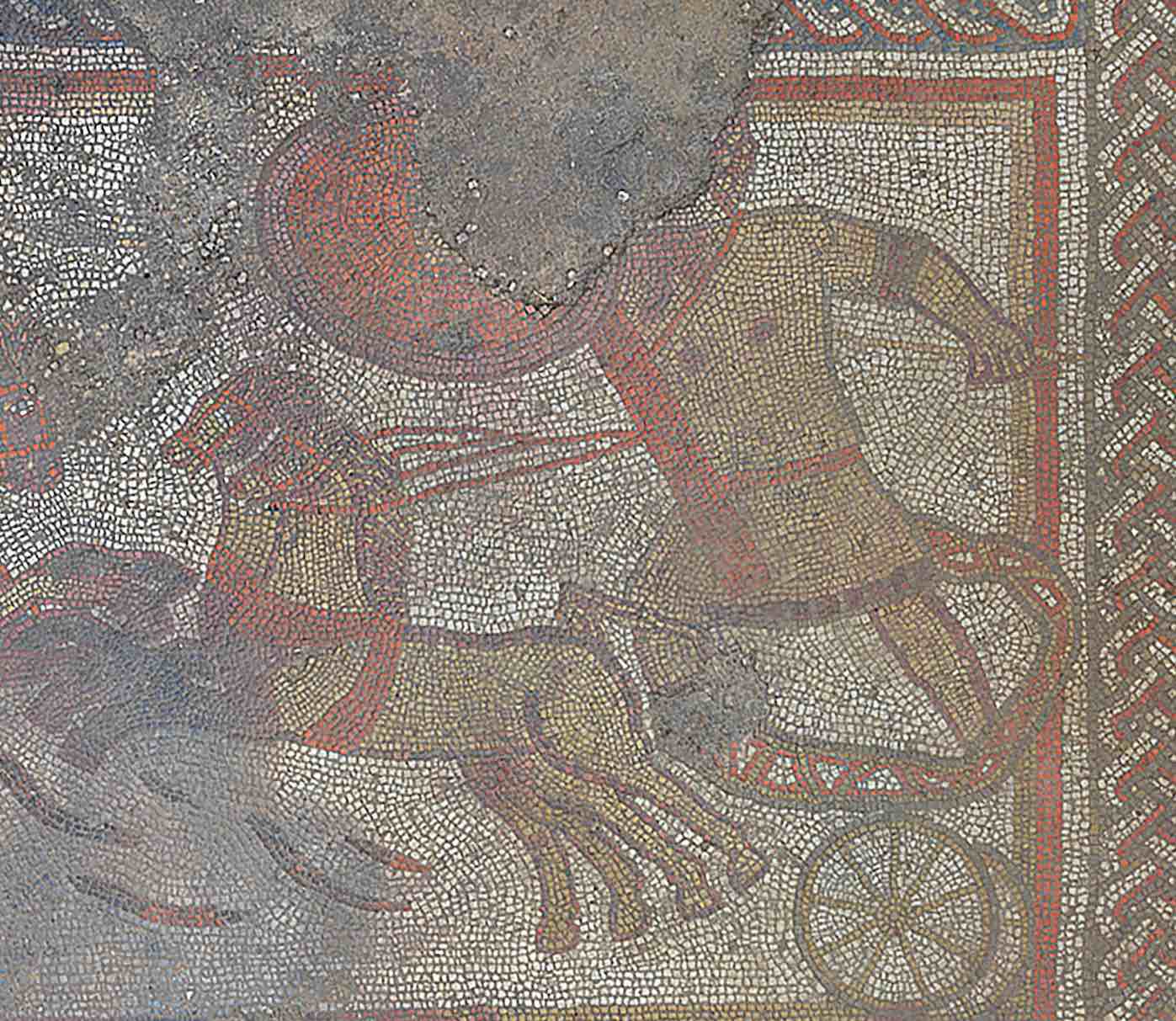 Первый из фрагментов мозаики, на котором изображен Гектор, троянский царевич, в колеснице / © ULAS