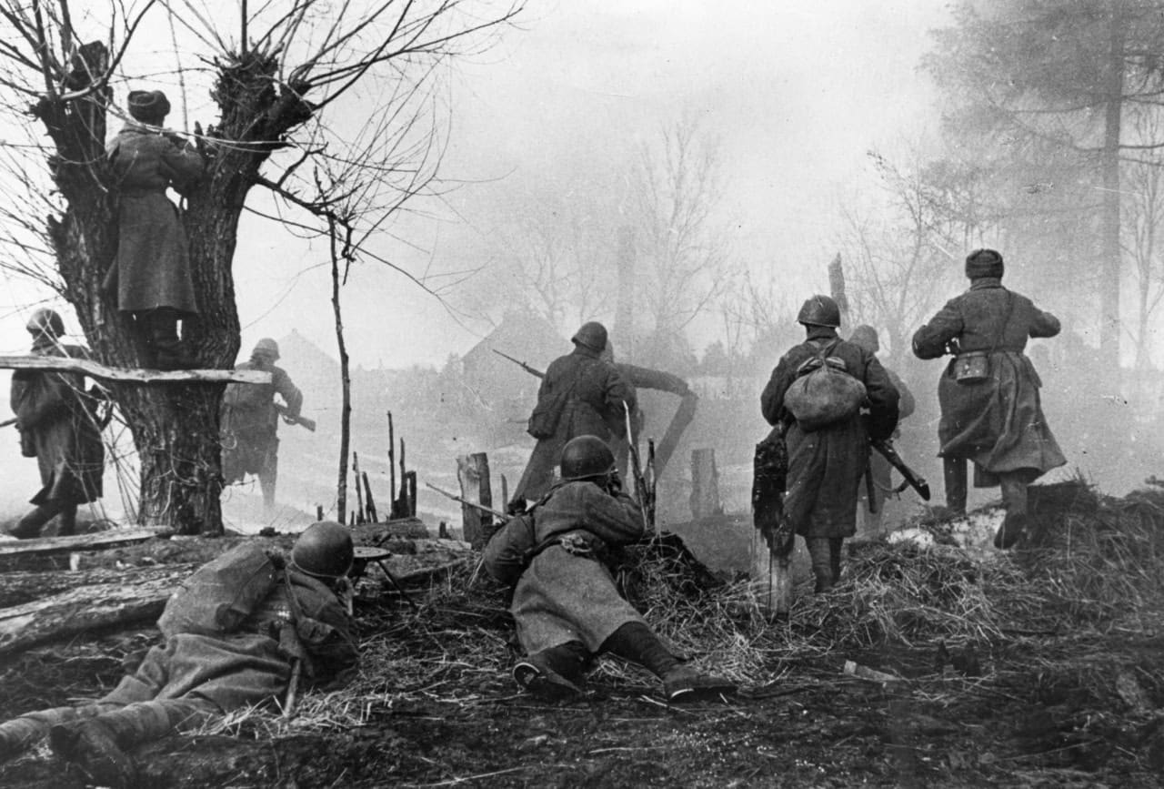 Красноармейцы в бою под Юхновым, финал Московской битвы, март 1942 года / © Леонид Доренский, waralbum.ru