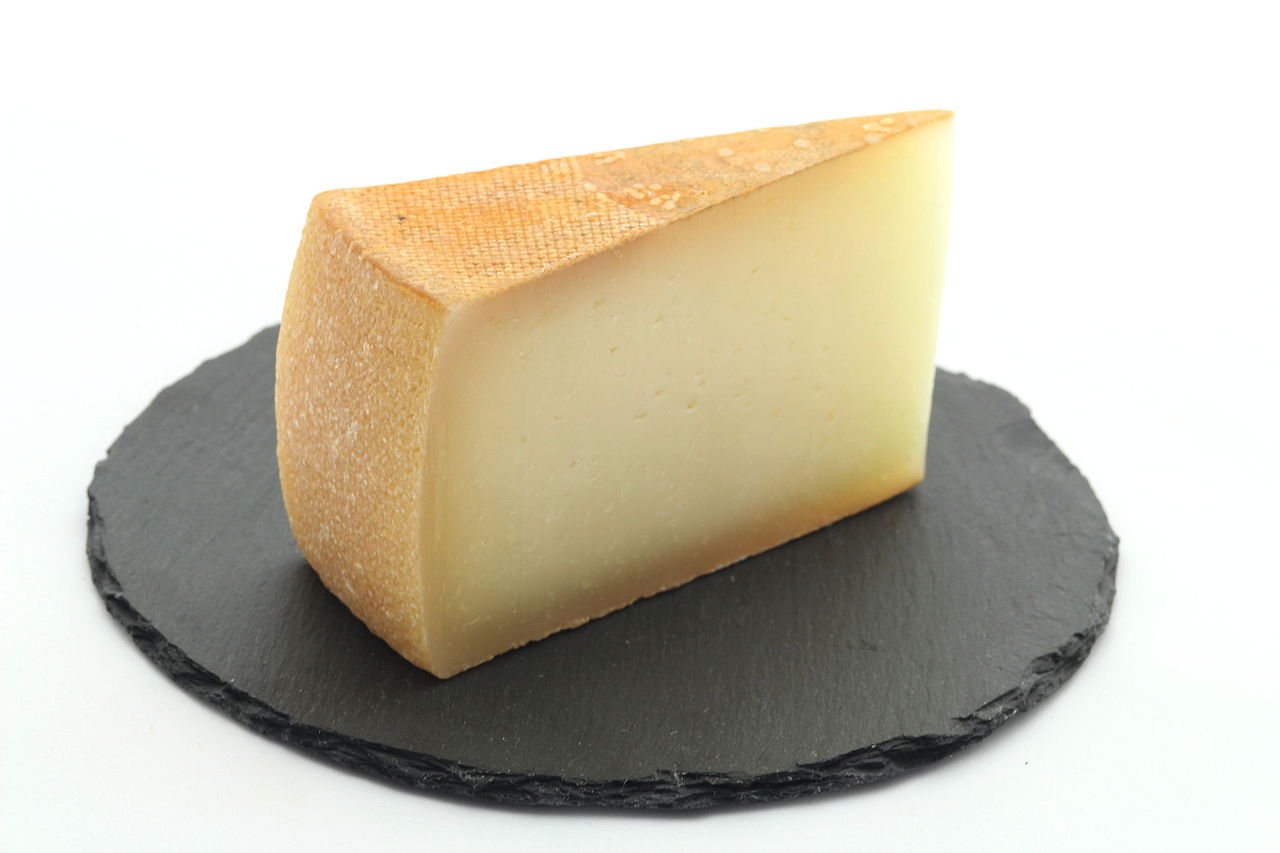 Файя — жирный швейцарский сыр полутвердой консистенции / © 	Guy Waterval