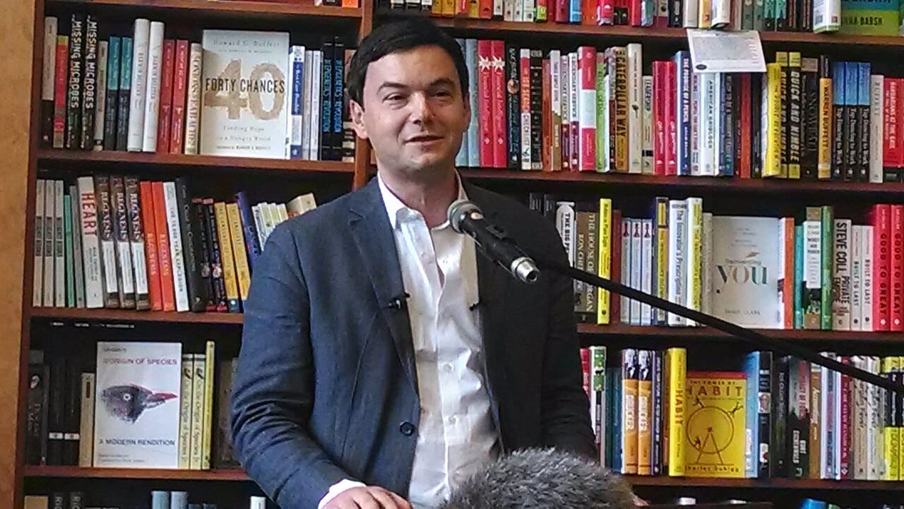 Том Пикетти, один из авторов нового доклада, на выступлении в Кембридже / © Wikimedia Commons