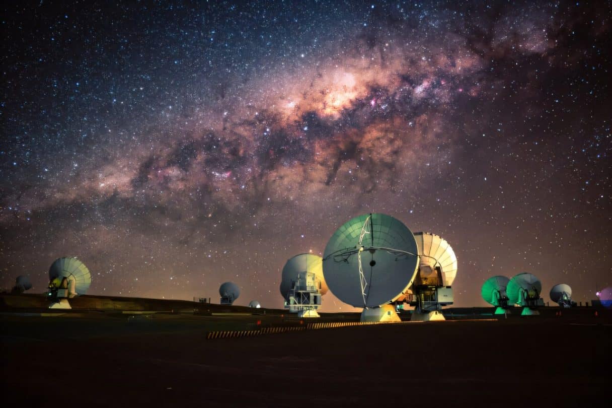 Снимок Млечного Пути над обсерваторией ALMA / © NSF/ AUI/ NSF NRAO/ B.Foott