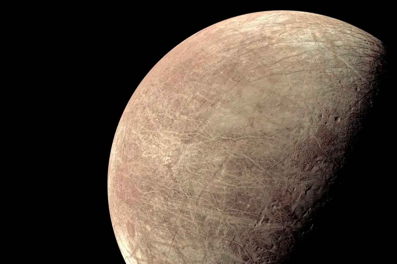 В конце XX века под поверхностью Европы нашли соленый жидкий океан / © Alamy, NASA, Claudio Caridi