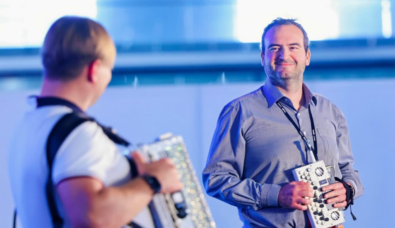 Сергей со своим инструментами на выставке Music China 2024. Ближе него на фото (спиной) исполнитель Владимир Бутусов с другим инструментом того же разработчика / © Music China