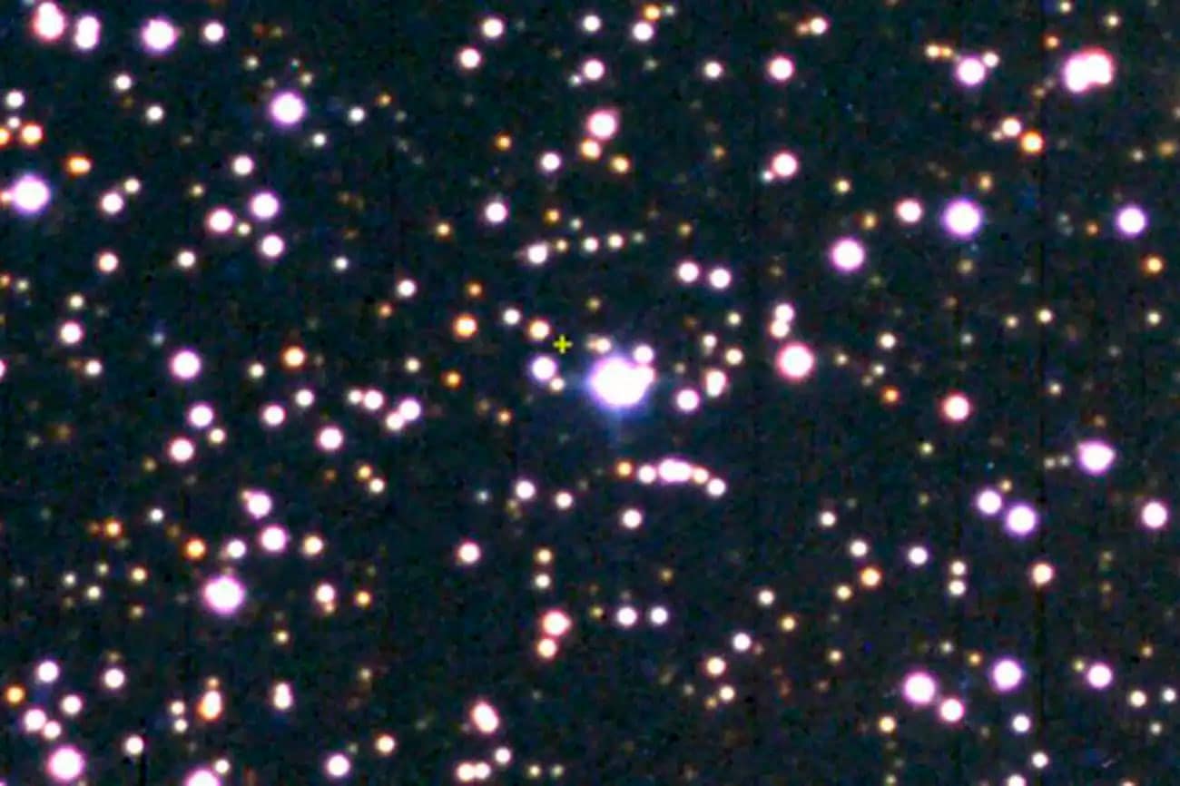 Изображение, полученное с помощью телескопа обсерватории Грасслендс в Аризоне. Желтым крестиком обозначено место, где Барнард увидел таинственную звезду / © Tim Hunter et al.