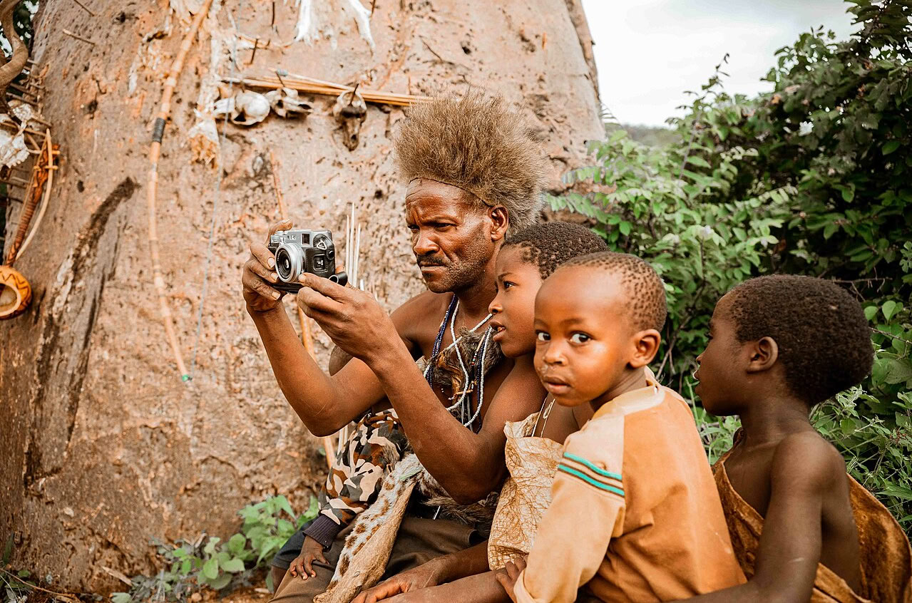 Охотники-собиратели хадза из Танзании проводят основную часть своего времени так же неподвижно, как современные люди, и несколько месяцев в году питаются в основном сладостями. Несмотря на это, у них нет избыточного веса, а хронические болезни после совершеннолетия намного реже, чем у нас с вами. Есть ли способ получить те же плюсы в обычной городской жизни? / © Wikimedia Commons

Реклама. ООО «Хилби». ИНН 7725756196. Erid: 2SDnjeUwX7v