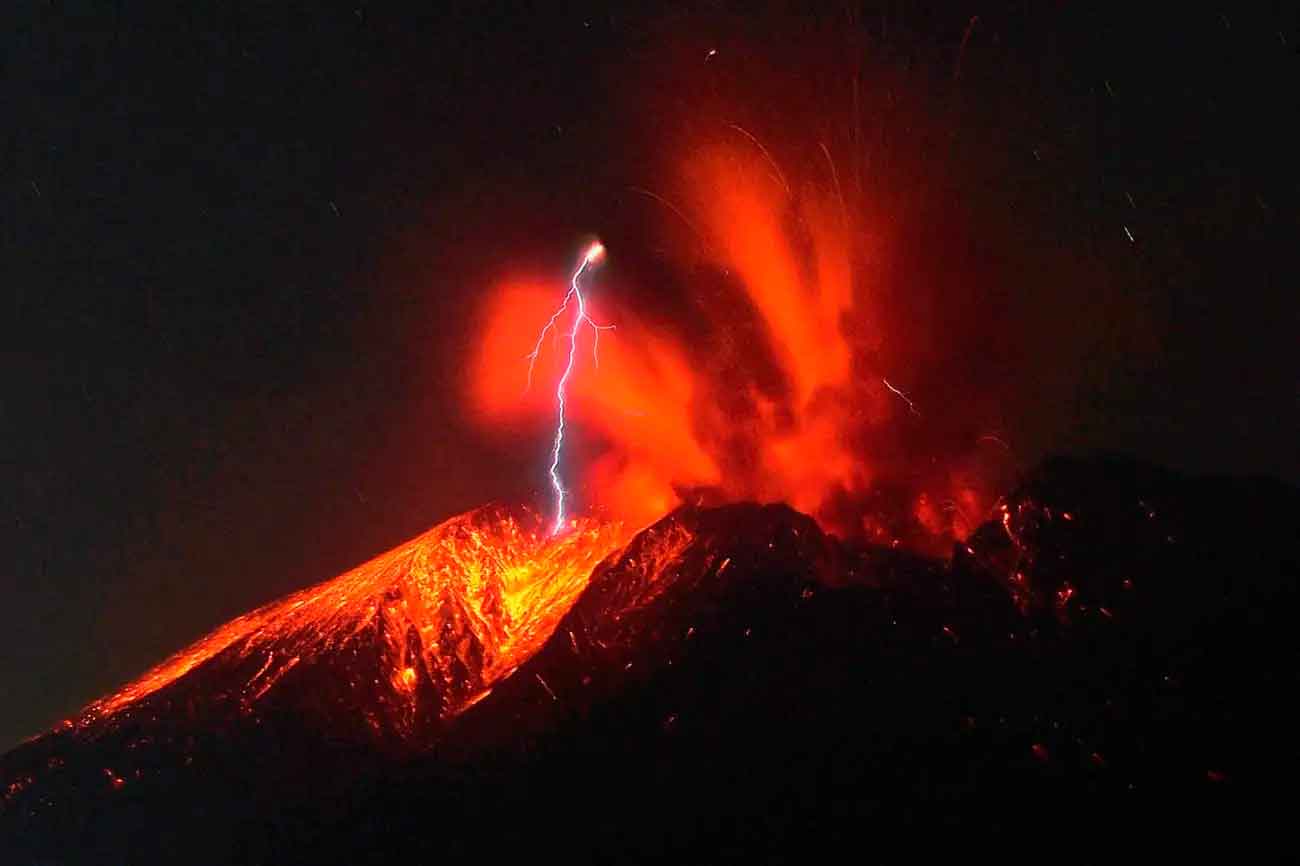 Стратовулканы, такие как Сакурадзима в Японии, выделяют углекислый газ, поступающий из недр Земли / © Getty Images, The Asahi Shimbun