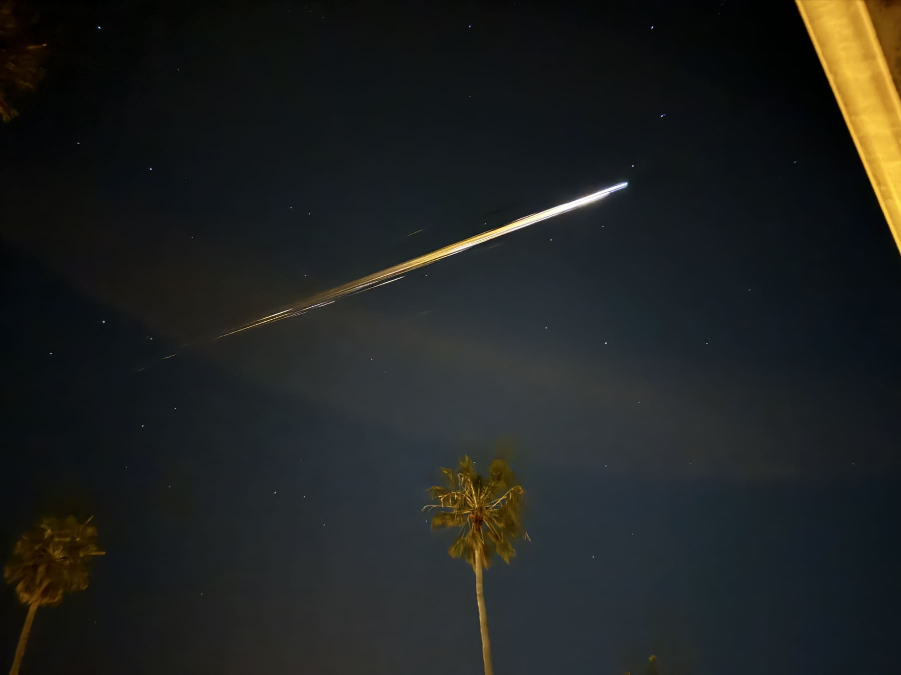 Обломки орбитального модуля корабля  «Шэньчжоу-15» в небе над США 2 апреля 2024 года / © Christopher H., American Meteor Society