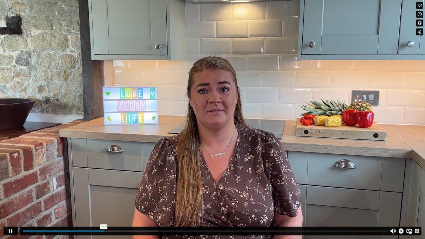 Кадр из сгенерированного видео с с изображением вымышленной веганской блогерши / © Clark & Lewandowsky / Communications Psychology (2026)