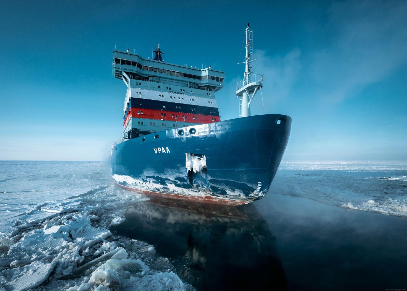 Второй серийный универсальный атомный ледокол «Урал» проекта 22220. Срок его эксплуатации — 40 лет, назначенный ресурс реактора 320 тысяч часов. Один из крупнейших и самых мощных атомных ледоколов в мире. Их в нашей стране строят не просто так: ширина атомоходов проекта 22220 — 34 метра. Эти атомные ледоколы могут прокладывать более широкий канал по сравнению с ледоколами предыдущих проектов. Ледопроходимость — до трех метров. А чем шире канал, тем безопаснее и быстрее идти судам следующим за ледоколом / © Слава Степанов, «Страна Росатом»