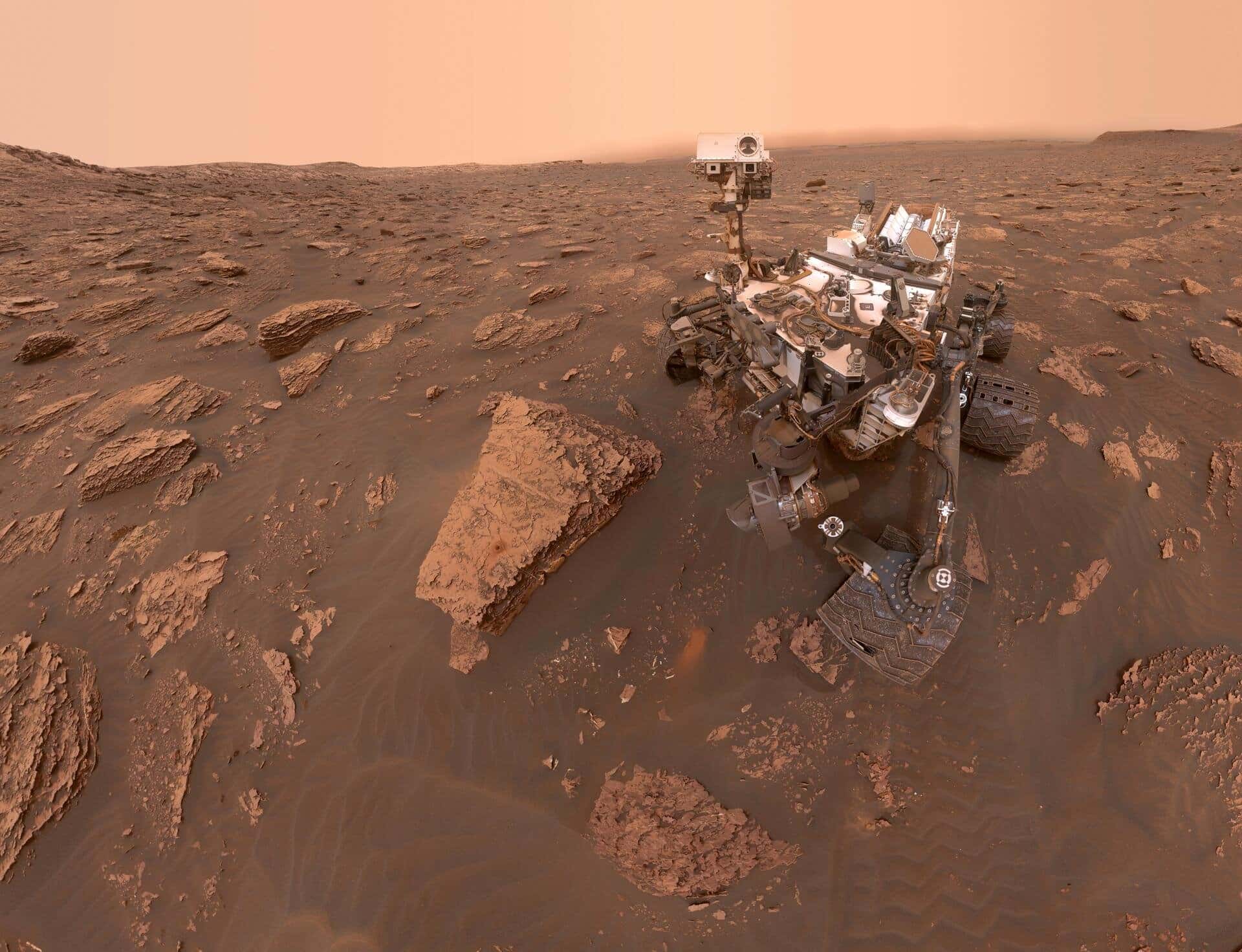 Селфи марсохода Curiosity, сделанное аппаратом 15 июня 2018 года после пыльной бури в районе ударного кратера Гейл / © NASA/JPL-Caltech/MSSS