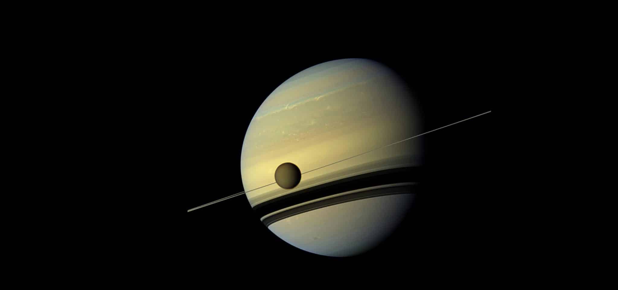 Титан, расположенный перед Сатурном. Изображение получено с помощью зонда «Кассини» / © NASA/JPL/Space Science Institute