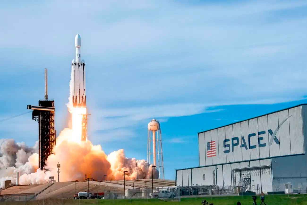 SpaceX планирует отправить в космос до миллиона спутников / © Alamy Stock Photo, Charles Boyer