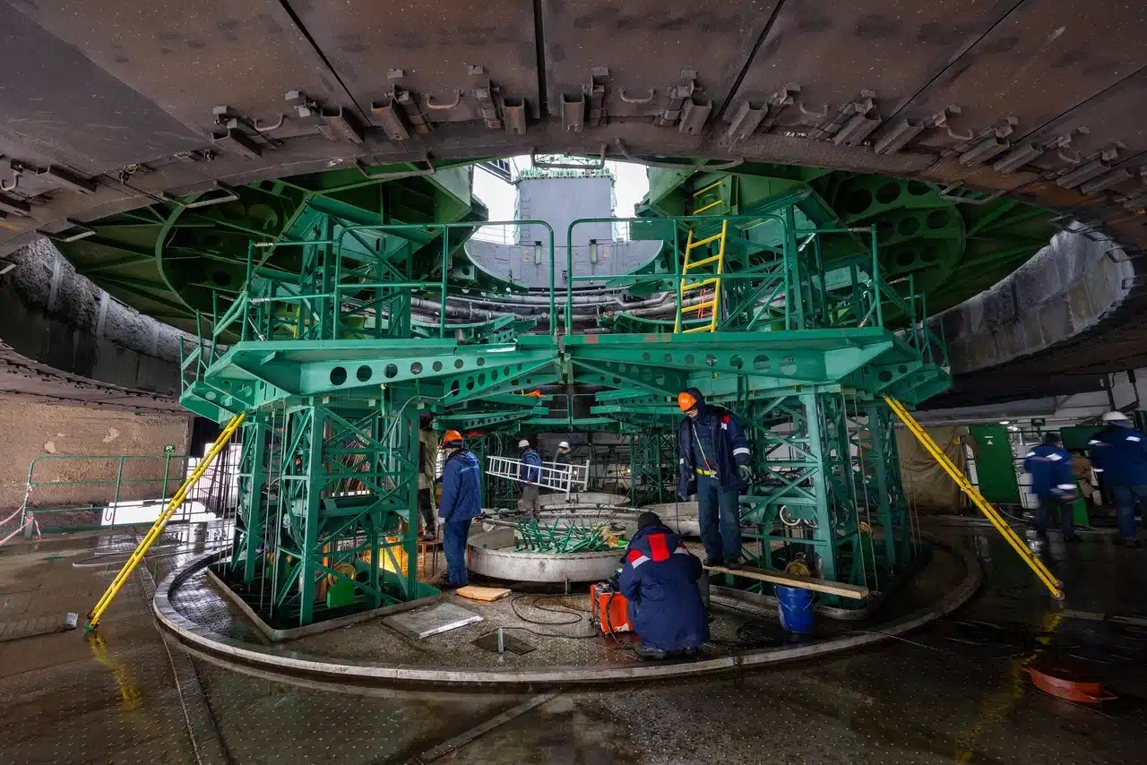 Кабина обслуживания 8У216 находится под ракетой и используется для ее подготовки к старту, в том числе и для операций с деревянными частями ракеты / © «Роскосмос»