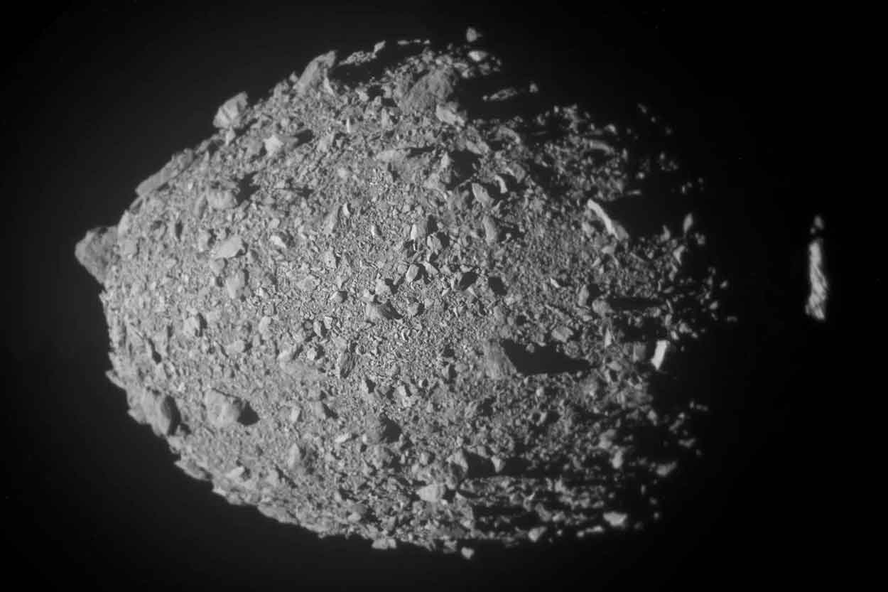 Диаметр Диморфа почти 160 метров, он вращается вокруг более крупного астероида Дидима / © NASA, Johns Hopkins APL