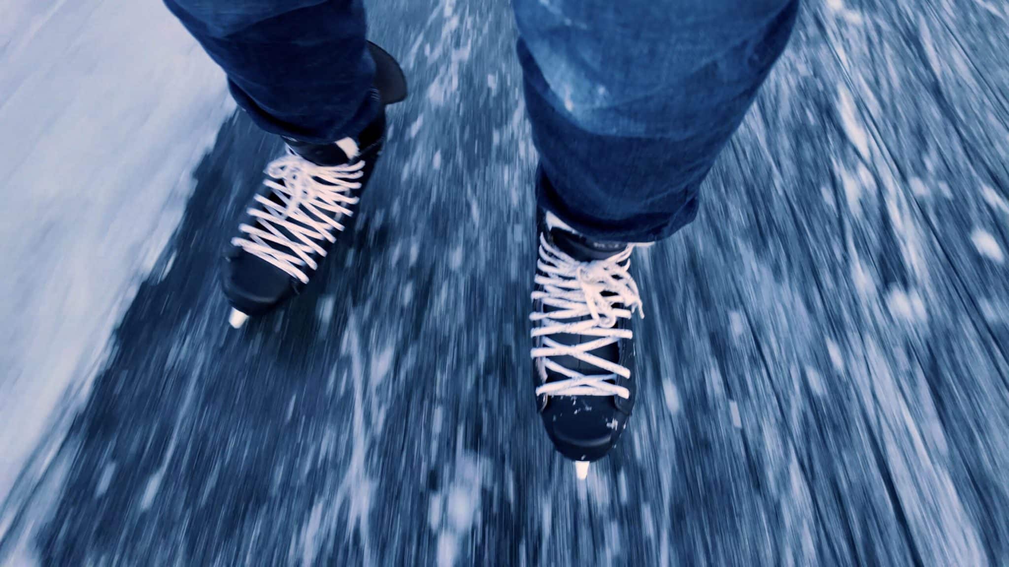 Новые эксперименты подтвердили идею о том, что лег скользкий в результате нагрева из-за трения. / © Polina Rowinska / Quanta magazine