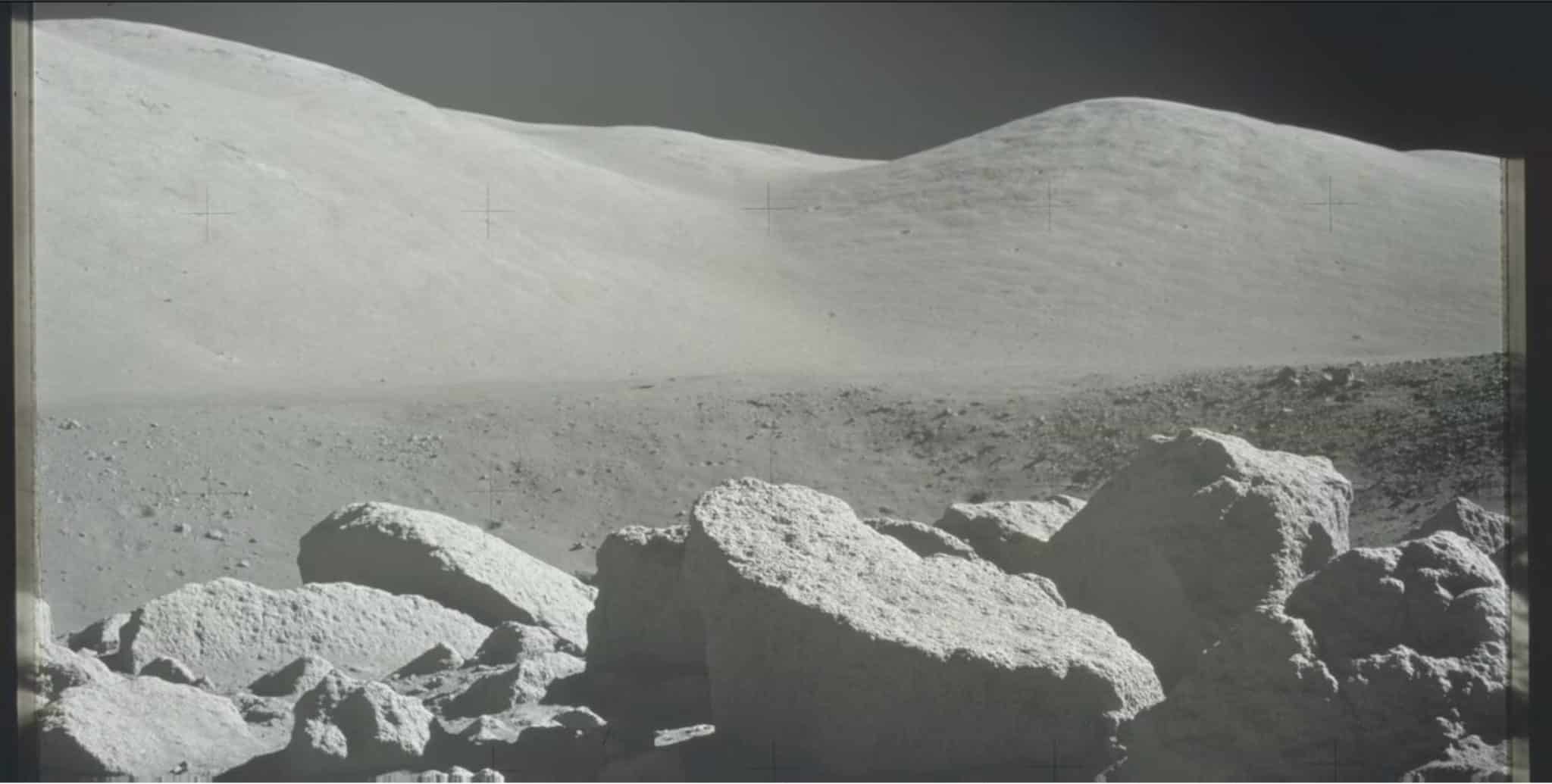 Образец, содержащий трехвалентный титан, был найден в кратере Камелот в лунной долине Таурус-Литтров. / © NASA/Apollo 17: AS17-145-22159
