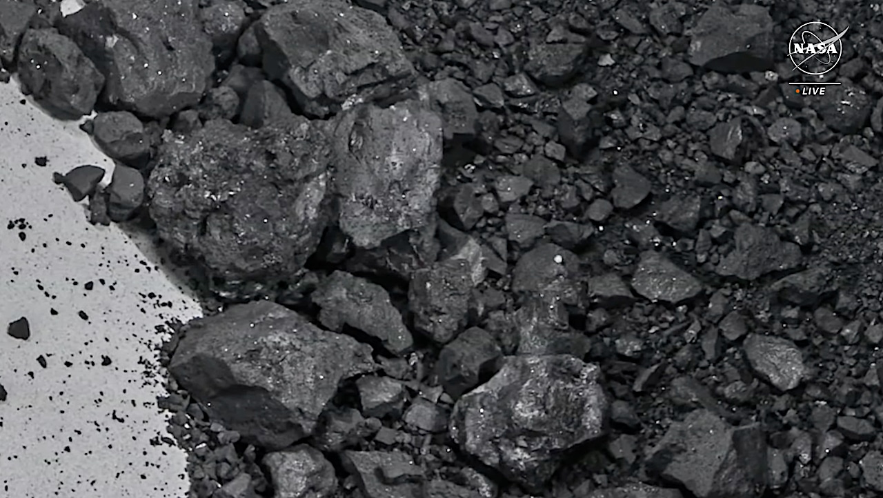 Приближенные образцы с астероида Бенну / © NASA